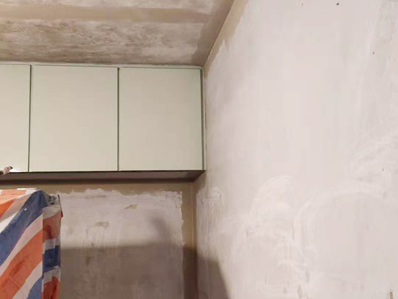 墻面翻新基層處理：墻體空鼓將嚴(yán)重影響涂層的附著力，通常采用目測、敲打、硬器劃刻、手抹等方法檢查。發(fā)現(xiàn)有空鼓現(xiàn)象，必須徹底鏟除，應(yīng)用配套膩?zhàn)有扪a(bǔ)平整或用與墻體砂漿比例一致的水泥砂漿按墻體同樣施工方法進(jìn)行修補(bǔ)填平，確保涂層吸收一致，無接痕。墻體裂縫嚴(yán)重影響涂層的裝飾美觀性能。發(fā)現(xiàn)裂縫應(yīng)用專用填補(bǔ)膩?zhàn)犹钛a(bǔ)修復(fù)，較大空心裂縫可先用砂漿修補(bǔ)后抹平。 涂裝施工前用鏟刀或刮刀鏟去一遍或用鋼絲刷處理清除，也可用硬毛竹掃把清除浮砂。墻體砂眼，凹坑如腳手架洞、空調(diào)洞、窗套、管道設(shè)施鋪設(shè)遺漏留缺陷，需用與墻體基面同類材質(zhì)和施工方法進(jìn)行處理。這一點(diǎn)往往在施工中不被注意。但硅藻泥上墻后易發(fā)現(xiàn)發(fā)花不協(xié)調(diào)，嚴(yán)重影響裝飾效果。