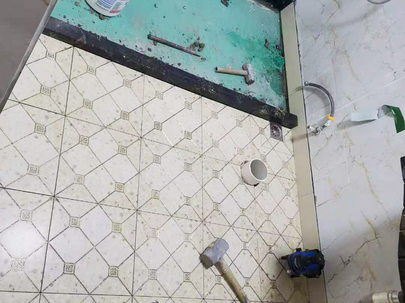 衛(wèi)生間地面防水裝修:首先要將墻面地面都要清潔干凈，這點非常重要，不能有散沙、土、石塊等干擾基層。如果基層開發(fā)商做的很不好的話，表面還要刷一層界面劑以防止墻面表面起沙。用噴壺將陰角部分和管根部分噴水，噴水的主要目的就是防止墻面吸收了堵漏寶太多的水分，造成堵漏寶沒有和墻面凝結在一起。那么噴多少水呢，建議以表面沒有明顯積水為宜。刷完以后，由于速凝型的堵漏寶干燥較快，所以基本不用等待，干的非常快。然后將第一遍堵漏寶上鋪好網(wǎng)格布，主要是防止堵漏寶初凝以后裂開。然后進行第二遍涂刷堵漏寶，刷完咱們就要進行下面柔韌性防水涂刷的步驟了。