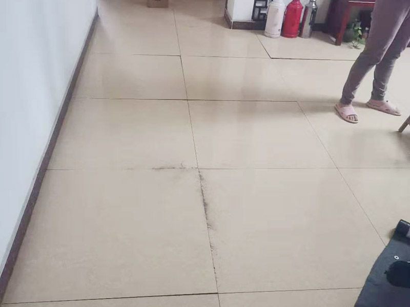 客廳瓷磚起翹維修：1.把翹起的磚全部拆下，然后,把磚底下清理干凈，再用水泥弄平整,之后,把磚放上去即可。 2.找個(gè)切割機(jī),把翹起的地板割條縫,注意要割剛剛翹起的,不然沒發(fā)割,把翹起的地板都掀起，下面掃干凈,每塊地板都抹上地板膠再粘上就可以了。