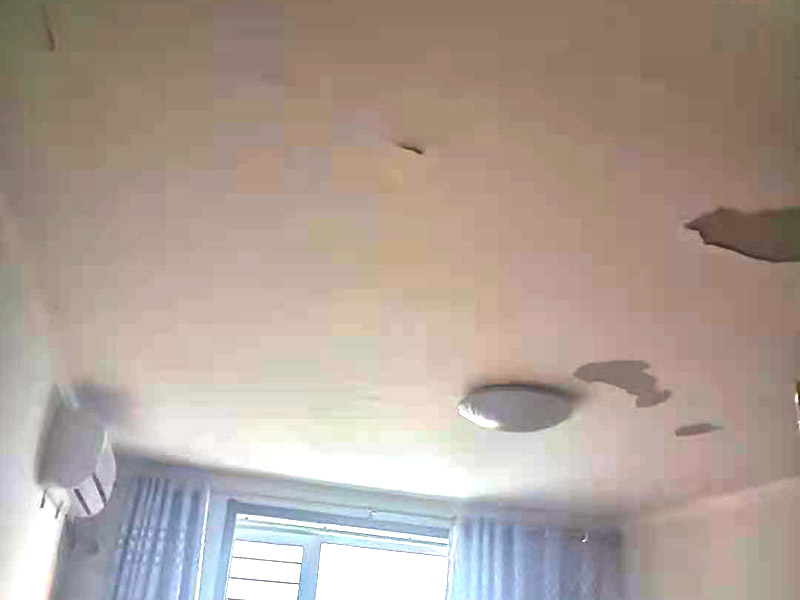 墻面基層處理：刮膩?zhàn)又?，?yīng)該先用石膏在墻面找平，做好墻面的找平工作接下來就該是對墻面進(jìn)行刮膩?zhàn)拥墓こ塘?。裝修墻面處理流程中刮膩?zhàn)有枰?jīng)過多道工序，而且其使用 的材料也要有細(xì)膩感，用膩?zhàn)硬牧暇鶆虻脑趬γ嫱磕?，形成平而整齊的裝飾效果。薄薄的涂抹 在水泥墻面上，就完成了第一道膩?zhàn)庸こ獭?刷涂料的工程中直接滾涂兩遍乳膠漆即可，但是一般在刷涂料之前，墻面會涂上一層防水的膩?zhàn)訉?，可以有效的防止墻面出現(xiàn)發(fā)霉、漏水等現(xiàn)象。噴涂的方式更好， 但是需要在耐水膩?zhàn)由蠈釉谏弦坏姥b潢膩?zhàn)樱瑖娚媳”〉囊粚蛹纯?，而且還需用1200目砂紙打磨，然后再噴涂乳膠漆就可以了，而且只噴一 遍油漆。如果墻面裝修的時(shí)間長了，想要補(bǔ)上墻面的油漆，可以不用鏟除原有的涂料，可以直接在墻面噴涂就可以了。