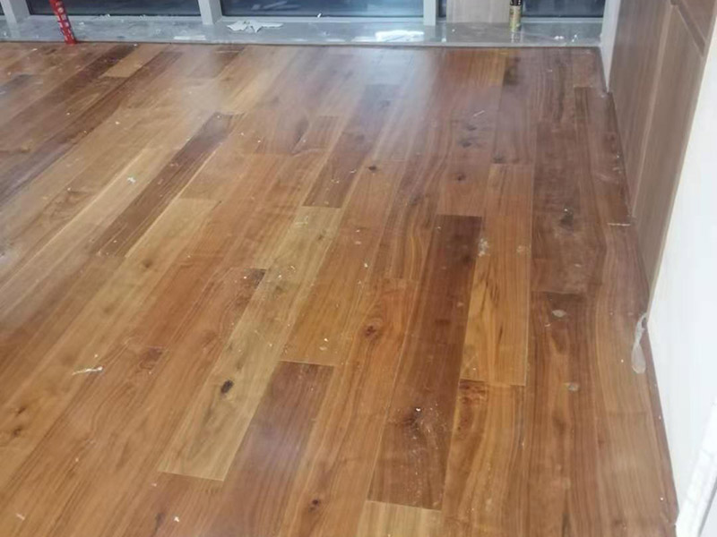 辦公室地板鋪貼：清掃地面：地面清理衛(wèi)生，避免浮塵對以后生活中的影響。確定地板鋪設(shè)方向，一般朝南房間，以南北方向?yàn)橹?，即地板豎向?qū)χ柟庹丈溥M(jìn)來的方向也就是地板南北向鋪設(shè)最為常見。龍骨的水平面要平整，固定要牢固，使用專用的龍骨釘。使用1.5厚的防潮墊，能隔離地面的潮氣，避免地板日常使用中因地面潮氣而產(chǎn)生變形等情況。安裝地板的釘子必須要使用地板專用釘，不可以直接打入地板中，先要使用電鉆打眼后用地板釘將木地板固定在龍骨上。注意地板鋪設(shè)中，要預(yù)留適當(dāng)?shù)目p隙，確保地板后期的膨脹空間，避免起拱問題的出現(xiàn)。