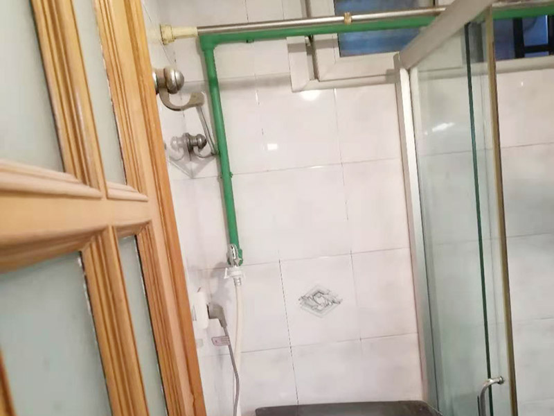 廁所暗管改明管：漏水的地方不一定先流出水，只有當(dāng)水漏到樓下或水漫金山，才會發(fā)現(xiàn)漏水，但由于是暗管，也無法立刻找到漏水的地方，所以損失會相當(dāng)大；走頂?shù)脑挘瑥N房衛(wèi)生間可以用鋁扣板吊頂遮住，在穿墻過玄關(guān)部分我們是沿著邊角走，可以用石膏線包上，不影響美觀。 1．北方四季溫差明顯，尤其是冬天過于寒冷，建議走暗管比較好。 2．南方地區(qū)由于氣候潮濕，暗管反而容易潮濕復(fù)式，可以考慮做明管，但做明管時(shí)一定要把暗管全部放棄不用。 3．做明管要用固定卡座來固定管道，用脹塞式膨脹栓固定卡座。