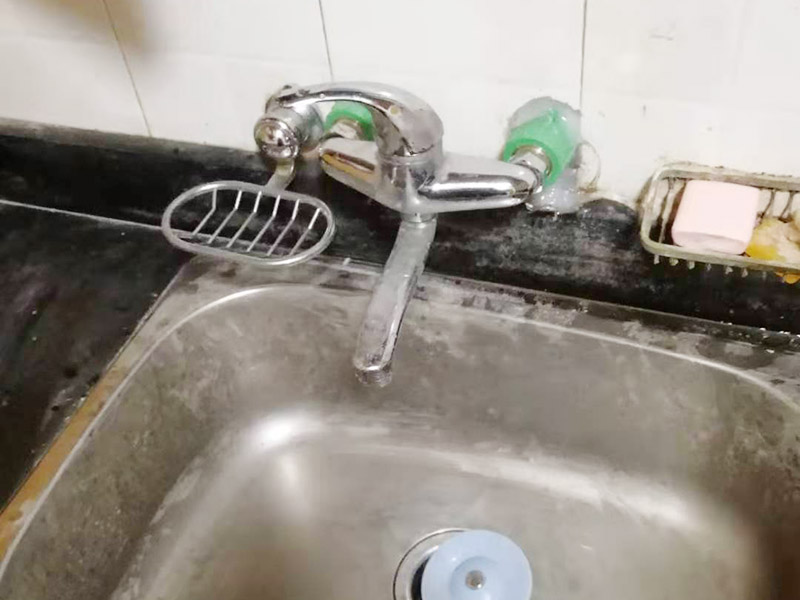 廁所暗管改明管：漏水的地方不一定先流出水，只有當(dāng)水漏到樓下或水漫金山，才會發(fā)現(xiàn)漏水，但由于是暗管，也無法立刻找到漏水的地方，所以損失會相當(dāng)大；走頂?shù)脑?，廚房衛(wèi)生間可以用鋁扣板吊頂遮住，在穿墻過玄關(guān)部分我們是沿著邊角走，可以用石膏線包上，不影響美觀。 1．北方四季溫差明顯，尤其是冬天過于寒冷，建議走暗管比較好。 2．南方地區(qū)由于氣候潮濕，暗管反而容易潮濕復(fù)式，可以考慮做明管，但做明管時(shí)一定要把暗管全部放棄不用。 3．做明管要用固定卡座來固定管道，用脹塞式膨脹栓固定卡座。