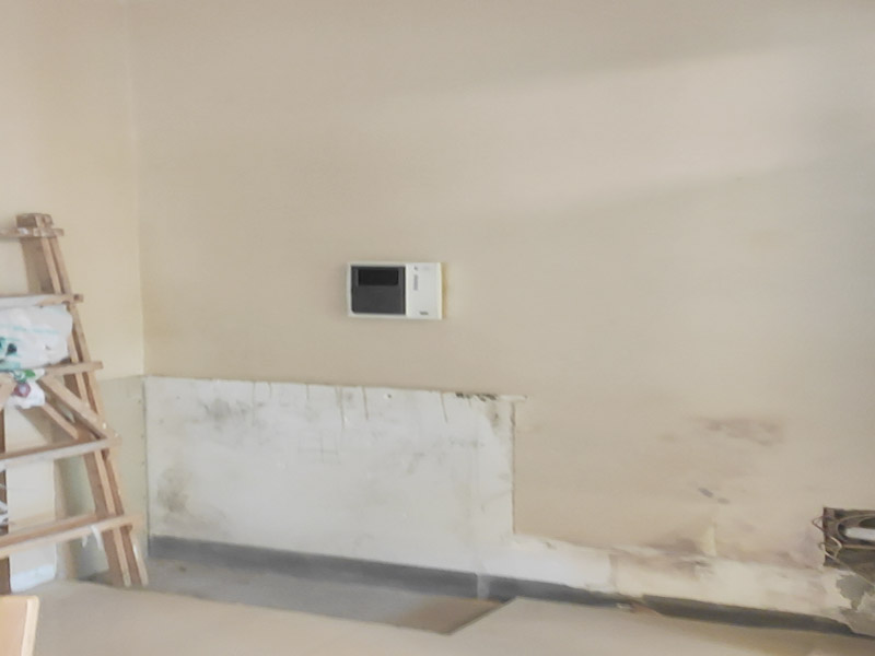 定制鞋柜安裝服務(wù)：鞋柜最好是用裝飾板的形式相接在墻上，根據(jù)鞋的需要，來決定相接的板數(shù)，在相接的墻面可以用壁紙和鞋板來相互照應(yīng)，既方便又美觀，如果您喜歡鞋柜的形式最好選擇那種小巧美觀的鞋柜，最好是靠近進(jìn)戶門附近。 鞋柜傾斜一點(diǎn)，同時(shí)里面不做到頭，和背板之間留點(diǎn)空隙，這樣容易清理灰塵，很實(shí)用。