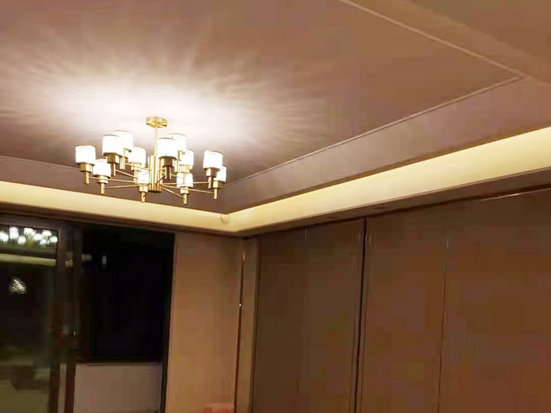 全屋吊燈安裝服務(wù)：首先要選擇好吊燈安裝的位置、要避開(kāi)吊燈或天花板中埋的暗線。把掛板從吸頂盤上拿下來(lái)，對(duì)準(zhǔn)西片上的空孔選擇合適的位置，如果找空位一直沒(méi)對(duì)準(zhǔn)，注意調(diào)整一下螺絲的位置。 然后根據(jù)安裝條在天花板上找準(zhǔn)需要打孔的位置，開(kāi)始鉆孔，選取合適大小的鉆頭，使用電轉(zhuǎn)在天花板上打6mm的孔。 將膨脹螺栓打入天花板的孔中，可以使用錘子將螺栓敲入孔中，然后將掛板固定在天花板上 接線并固定燈盤 關(guān)閉電源，把留出電源的線頭與燈線連接，纏上膠布，再把燈盤固定到背條上