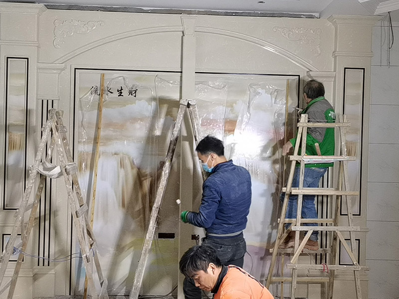 客廳背景墻裝修：電視背景墻一定會是裝修的重中之重,他的裝修類型有許多,例如外型鋁塑板、石膏板外型、外型鋁塑板、木制油漆外型、玻璃、石材外型,還有貼墻紙等各種裝修方式。做裝修計劃時一定要考慮一下客廳他自己寬度,一般情況下放置電視機(jī)比較看起來最佳的間隔是電視機(jī)尺度的3.5倍因此我們不能把電視墻做得太厚,以免導(dǎo)致客廳看起來比較狹小。背景墻面在施工時候，我們要確定好踢腳線高度，地磚厚度這些因素都是我們需要考慮進(jìn)去的使各個外型諧和,如果沒有計劃踢腳線,那么面板、石膏板的裝置應(yīng)當(dāng)在地磚施工完成后,以防受潮。