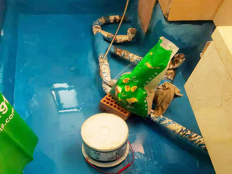 閉水試驗(yàn)樓下檢查：首先要將事先準(zhǔn)備好的沙子裝進(jìn)塑料袋里，這樣才能嚴(yán)實(shí)地堵住地漏，也可以做到防止蓄的水跑掉。塑料袋就是防水涂料的包裝袋，一般都會(huì)在刷完防水以后特定將這個(gè)塑料袋留著，以備做閉水試驗(yàn)的時(shí)候用。 2、第二步：將水有可能滿出來的門口堵上水泥，地面很低的地方就是不能用的。 3、第三步：放水。水要將整個(gè)涂閉水試驗(yàn)的地面全部都要浸濕，一般來說差不多放1公分就足夠了，但是怕放的水在未來的48小時(shí)內(nèi)蒸發(fā)掉，那么你就可以考慮放在2公分高就可以了。