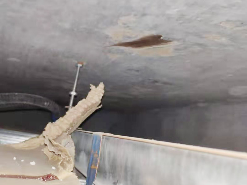 閉水試驗(yàn)樓下檢查：首先要將事先準(zhǔn)備好的沙子裝進(jìn)塑料袋里，這樣才能嚴(yán)實(shí)地堵住地漏，也可以做到防止蓄的水跑掉。塑料袋就是防水涂料的包裝袋，一般都會(huì)在刷完防水以后特定將這個(gè)塑料袋留著，以備做閉水試驗(yàn)的時(shí)候用。 2、第二步：將水有可能滿出來的門口堵上水泥，地面很低的地方就是不能用的。 3、第三步：放水。水要將整個(gè)涂閉水試驗(yàn)的地面全部都要浸濕，一般來說差不多放1公分就足夠了，但是怕放的水在未來的48小時(shí)內(nèi)蒸發(fā)掉，那么你就可以考慮放在2公分高就可以了。