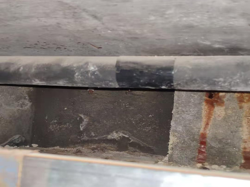 閉水試驗(yàn)樓下檢查：首先要將事先準(zhǔn)備好的沙子裝進(jìn)塑料袋里，這樣才能嚴(yán)實(shí)地堵住地漏，也可以做到防止蓄的水跑掉。塑料袋就是防水涂料的包裝袋，一般都會(huì)在刷完防水以后特定將這個(gè)塑料袋留著，以備做閉水試驗(yàn)的時(shí)候用。 2、第二步：將水有可能滿出來的門口堵上水泥，地面很低的地方就是不能用的。 3、第三步：放水。水要將整個(gè)涂閉水試驗(yàn)的地面全部都要浸濕，一般來說差不多放1公分就足夠了，但是怕放的水在未來的48小時(shí)內(nèi)蒸發(fā)掉，那么你就可以考慮放在2公分高就可以了。