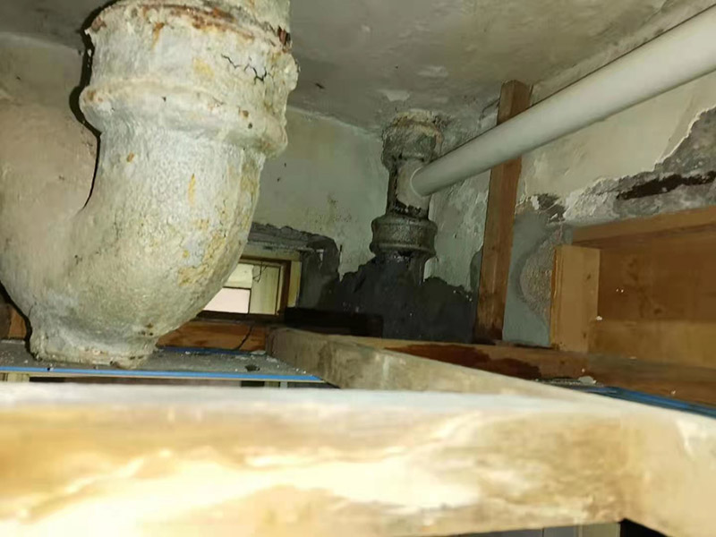 鑄鐵下水管更換：鑄鐵排污管與PVC管物理性能不一樣，PVC下水管與鑄鐵下水管之間的連接是無法通過芽口連接裝置來實(shí)現(xiàn)的，如果單獨(dú)更換請(qǐng)務(wù)必注意在兩種管道接口位置加防水膠及防水密封圈，防止因熱脹冷縮導(dǎo)致的漏水滲水現(xiàn)象； 切割時(shí)最好先把二層將鑄鐵管鋸斷，然后用相應(yīng)口徑的PVC直接，用膠粘接在鑄鐵管上，直接一定要大于鑄鐵管的口徑。粘接的膠可選用萬能膠、免釘膠、塑鋼泥等。 逐層更換請(qǐng)盡量不要更改原管道走向一般不會(huì)有其他的問題的！ 架把火把PVC排水管烤軟，注意火候烤軟就行不要給烤焦了，然后用家里的啤酒瓶當(dāng)做擴(kuò)口器把PVC管擴(kuò)下口，然后把鑄鐵和PVC管連接到一塊就行了連接的時(shí)候注意要擰緊。