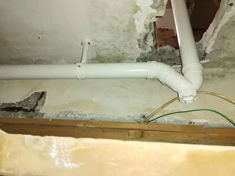 鑄鐵下水管更換：鑄鐵排污管與PVC管物理性能不一樣，PVC下水管與鑄鐵下水管之間的連接是無法通過芽口連接裝置來實(shí)現(xiàn)的，如果單獨(dú)更換請(qǐng)務(wù)必注意在兩種管道接口位置加防水膠及防水密封圈，防止因熱脹冷縮導(dǎo)致的漏水滲水現(xiàn)象； 切割時(shí)最好先把二層將鑄鐵管鋸斷，然后用相應(yīng)口徑的PVC直接，用膠粘接在鑄鐵管上，直接一定要大于鑄鐵管的口徑。粘接的膠可選用萬能膠、免釘膠、塑鋼泥等。 逐層更換請(qǐng)盡量不要更改原管道走向一般不會(huì)有其他的問題的！ 架把火把PVC排水管烤軟，注意火候烤軟就行不要給烤焦了，然后用家里的啤酒瓶當(dāng)做擴(kuò)口器把PVC管擴(kuò)下口，然后把鑄鐵和PVC管連接到一塊就行了連接的時(shí)候注意要擰緊。