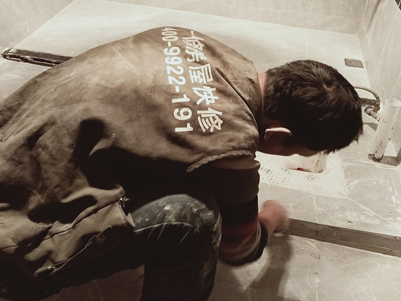 衛(wèi)生間改造瓷磚勾縫：一般在瓷磚完成24小時(shí)后才能開始勾縫，填縫太早不但會(huì)令填縫劑返堿，還會(huì)影響瓷磚的粘結(jié)力。因?yàn)榇纱u鋪貼后，內(nèi)部的粘結(jié)材料起碼要24小時(shí)后才能完全干固，如果太早填縫會(huì)造成瓷磚高低不平或松動(dòng)脫落的現(xiàn)象。 裝修期間，場(chǎng)地比較容易臟，所以在填縫前必須先清理干凈場(chǎng)地，用吸塵器把縫隙中的灰塵雜物吸出來，如果地面有水分，必須清理干凈才行。