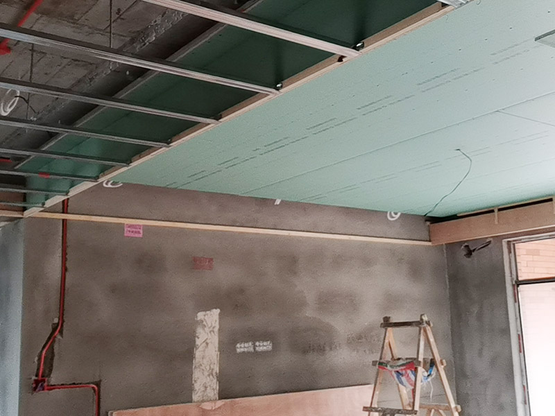 全屋吊頂安裝：吊頂安裝的第一個步驟就是邊角線安裝了。邊角線的安裝是為了確定吊頂?shù)陌惭b高度和安裝水平，也是為了接下來的龍骨安裝做鋪墊，方便后續(xù)的工作。所以在邊角線安裝的時候一定要仔細，如果邊角線傾斜，那么整個吊頂都會傾斜。在確定了吊頂?shù)陌惭b高度和安裝水平后，我們就要安裝螺桿了。在吊頂?shù)陌惭b中，有六根螺桿將會承擔起整個吊頂?shù)闹亓?。因為龍骨是整個吊頂扣板的承重物，也是做造型的關鍵?？郯逶邶埞前惭b好、電器口預留好了之后就可以進行安裝。安裝扣板時，安裝師傅會按照扣板四邊的膜上的箭頭方向來進行安裝。一般來說，第一排的扣板會用美工刀做一些切割，這樣才會既美觀又堆成。切割口也會對著墻面，不會露出來。