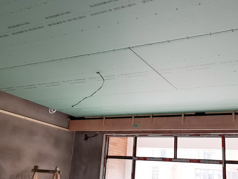 全屋吊頂安裝：吊頂安裝的第一個步驟就是邊角線安裝了。邊角線的安裝是為了確定吊頂?shù)陌惭b高度和安裝水平，也是為了接下來的龍骨安裝做鋪墊，方便后續(xù)的工作。所以在邊角線安裝的時候一定要仔細，如果邊角線傾斜，那么整個吊頂都會傾斜。在確定了吊頂?shù)陌惭b高度和安裝水平后，我們就要安裝螺桿了。在吊頂?shù)陌惭b中，有六根螺桿將會承擔起整個吊頂?shù)闹亓?。因為龍骨是整個吊頂扣板的承重物，也是做造型的關鍵。扣板在龍骨安裝好、電器口預留好了之后就可以進行安裝。安裝扣板時，安裝師傅會按照扣板四邊的膜上的箭頭方向來進行安裝。一般來說，第一排的扣板會用美工刀做一些切割，這樣才會既美觀又堆成。切割口也會對著墻面，不會露出來。