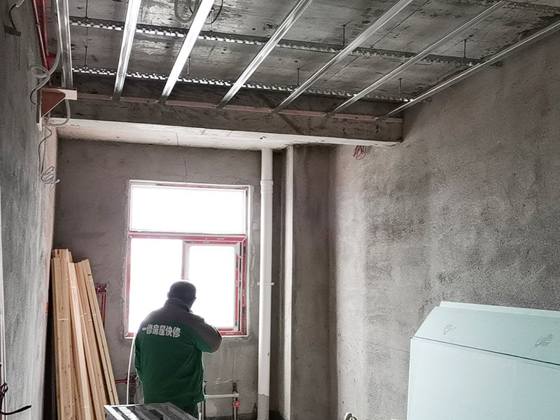 全屋吊頂安裝：吊頂安裝的第一個步驟就是邊角線安裝了。邊角線的安裝是為了確定吊頂?shù)陌惭b高度和安裝水平，也是為了接下來的龍骨安裝做鋪墊，方便后續(xù)的工作。所以在邊角線安裝的時候一定要仔細，如果邊角線傾斜，那么整個吊頂都會傾斜。在確定了吊頂?shù)陌惭b高度和安裝水平后，我們就要安裝螺桿了。在吊頂?shù)陌惭b中，有六根螺桿將會承擔起整個吊頂?shù)闹亓?。因為龍骨是整個吊頂扣板的承重物，也是做造型的關鍵?？郯逶邶埞前惭b好、電器口預留好了之后就可以進行安裝。安裝扣板時，安裝師傅會按照扣板四邊的膜上的箭頭方向來進行安裝。一般來說，第一排的扣板會用美工刀做一些切割，這樣才會既美觀又堆成。切割口也會對著墻面，不會露出來。