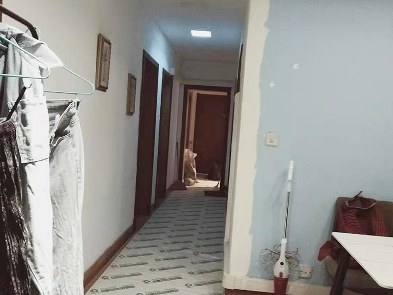 走廊成品保護措施：為加快先進技術與現(xiàn)代管理方法和手段在項目的運用，努力降低成本，提高工程質(zhì)量，確保全面實現(xiàn)對業(yè)主的承諾。施工現(xiàn)場隨著施工進行，成品保護工作顯得尤為重要，做好成品保護工作，是在施工過程中要對已完工分項進行保護，否則一旦造成損壞，將會增加修復工作，帶來工、料浪費、工期拖延及經(jīng)濟損失。因此成品保護是施工管理重要組織部分，是保證施工生產(chǎn)順利進行的主要環(huán)節(jié)。