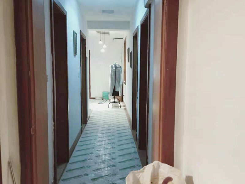 走廊成品保護措施：為加快先進技術與現(xiàn)代管理方法和手段在項目的運用，努力降低成本，提高工程質(zhì)量，確保全面實現(xiàn)對業(yè)主的承諾。施工現(xiàn)場隨著施工進行，成品保護工作顯得尤為重要，做好成品保護工作，是在施工過程中要對已完工分項進行保護，否則一旦造成損壞，將會增加修復工作，帶來工、料浪費、工期拖延及經(jīng)濟損失。因此成品保護是施工管理重要組織部分，是保證施工生產(chǎn)順利進行的主要環(huán)節(jié)。