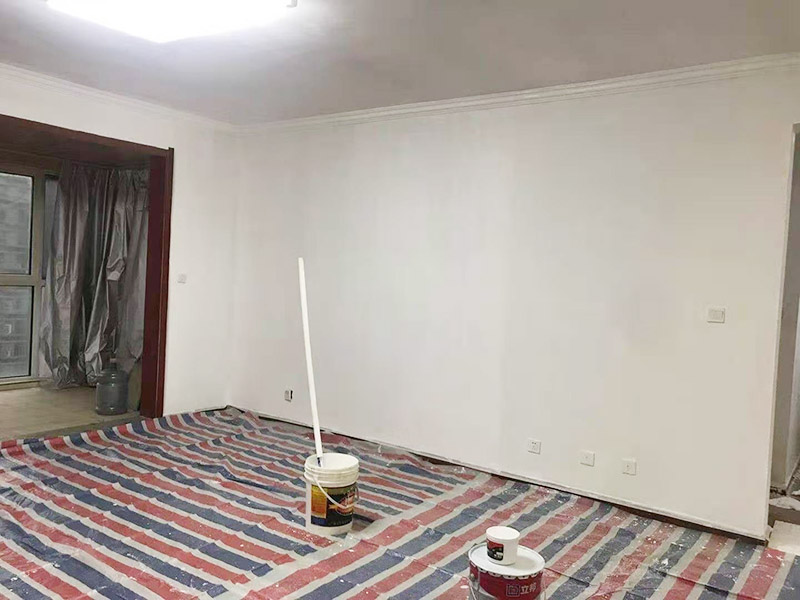 墻面粉刷滾乳膠漆：先將裝修表面上的灰塊、浮渣等雜物用開刀鏟除，如表面有油污，應(yīng)用清洗劑和清水洗凈，干燥后再用棕刷將表面灰塵清掃干凈;表面清掃后，再用底層石膏或嵌縫石膏將底層不平處填補好，石膏干透后局部需貼牛皮紙或?qū)Ｓ脡Σ歼M行防裂處理，干透后進行下一步施工。 遍應(yīng)用膠皮刮板滿刮，要求橫向刮抹平整、均勻、光滑，密實平整，線角及邊棱整齊為度。盡量刮薄，不得漏刮，接頭不得留槎，注意不要沾污門窗框及其他部位，否則應(yīng)及時清理。待遍膩子干透后，用粗砂紙打磨平整。注意操作要平衡，保護棱角，磨后用棕掃帚清掃干凈。 第二遍滿刮膩子方法同遍，但刮抹方向與前膩子相垂直。然后用粗砂紙打磨平整，否則必須進行第三遍、第四遍，用300W太陽燈側(cè)照墻面或天棚面用粗砂紙打磨平整，用細砂紙打磨平整光滑為準。