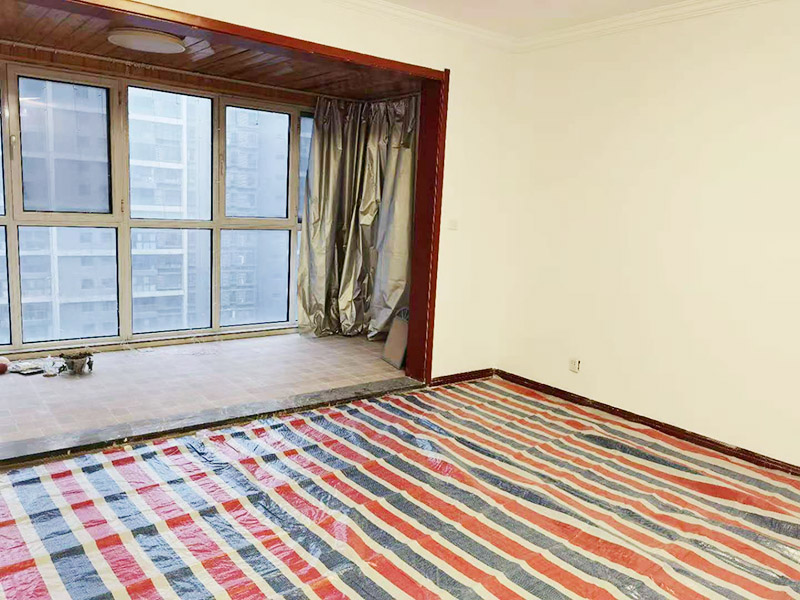 墻面粉刷滾乳膠漆：先將裝修表面上的灰塊、浮渣等雜物用開刀鏟除，如表面有油污，應(yīng)用清洗劑和清水洗凈，干燥后再用棕刷將表面灰塵清掃干凈;表面清掃后，再用底層石膏或嵌縫石膏將底層不平處填補好，石膏干透后局部需貼牛皮紙或?qū)Ｓ脡Σ歼M行防裂處理，干透后進行下一步施工。 遍應(yīng)用膠皮刮板滿刮，要求橫向刮抹平整、均勻、光滑，密實平整，線角及邊棱整齊為度。盡量刮薄，不得漏刮，接頭不得留槎，注意不要沾污門窗框及其他部位，否則應(yīng)及時清理。待遍膩子干透后，用粗砂紙打磨平整。注意操作要平衡，保護棱角，磨后用棕掃帚清掃干凈。 第二遍滿刮膩子方法同遍，但刮抹方向與前膩子相垂直。然后用粗砂紙打磨平整，否則必須進行第三遍、第四遍，用300W太陽燈側(cè)照墻面或天棚面用粗砂紙打磨平整，用細砂紙打磨平整光滑為準。