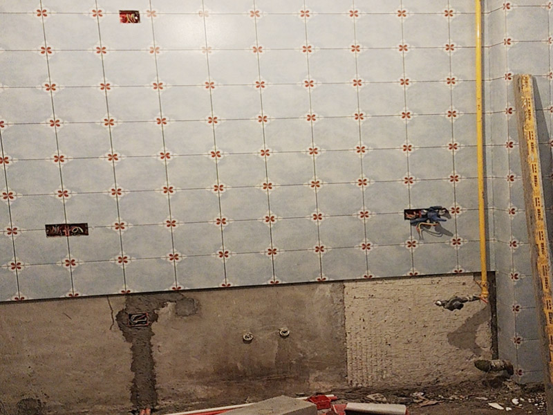 水電改造瓷磚鋪貼：工人按走向進行墻面或地面開槽，開槽過程中，不允許出現(xiàn)墻面橫向開槽大于30cm的現(xiàn)象，因為橫向開槽將破壞整樓的承重，使得抗震能力降低而且墻面容易開裂。如果是保溫墻的話，開很長的橫槽有可能會導致開槽上部的保溫層整體脫落。墻面開槽一般都應(yīng)該是豎向垂直開槽。 埋入管線(包括布線和接好管道)和暗盒，電路施工時先安裝管路，然后再穿導線，這樣可以避免將來換線出現(xiàn)導線無法抽動的現(xiàn)象。穿管不能使用軟管，防止出現(xiàn)死角。同時電路接頭不要裸露在外面，應(yīng)該安裝在線盒內(nèi)，分線盒之間不允許有接頭。