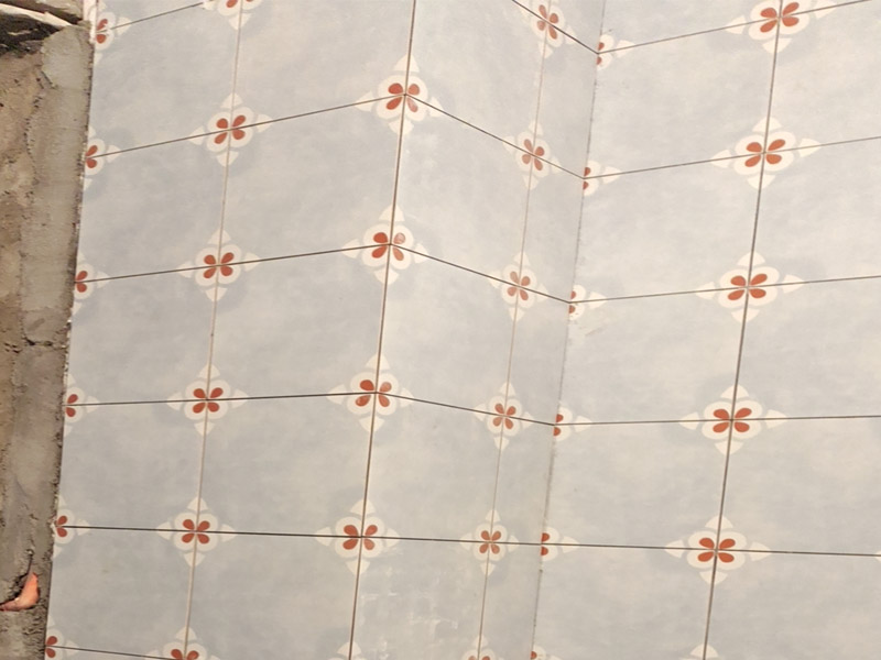 水電改造瓷磚鋪貼：工人按走向進行墻面或地面開槽，開槽過程中，不允許出現(xiàn)墻面橫向開槽大于30cm的現(xiàn)象，因為橫向開槽將破壞整樓的承重，使得抗震能力降低而且墻面容易開裂。如果是保溫墻的話，開很長的橫槽有可能會導致開槽上部的保溫層整體脫落。墻面開槽一般都應(yīng)該是豎向垂直開槽。 埋入管線(包括布線和接好管道)和暗盒，電路施工時先安裝管路，然后再穿導線，這樣可以避免將來換線出現(xiàn)導線無法抽動的現(xiàn)象。穿管不能使用軟管，防止出現(xiàn)死角。同時電路接頭不要裸露在外面，應(yīng)該安裝在線盒內(nèi)，分線盒之間不允許有接頭。