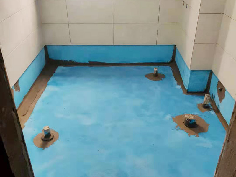 衛(wèi)生間防水施工：在衛(wèi)生間內(nèi)刷第一遍防水涂料，涂料高度、厚度需要達(dá)標(biāo);2、第一遍涂料干透之后，刷第二遍涂料;3、第二遍防水涂料干透后，在涂層表面鋪保護(hù)層;4、閉水實(shí)驗(yàn)，地面上的水線需要維持在2cm以上，并在1天后，觀察是否會(huì)滲漏。