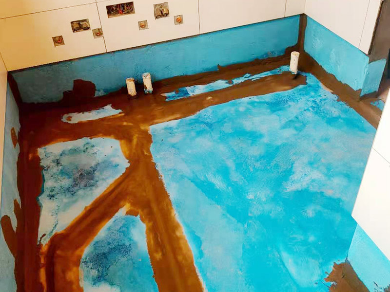 衛(wèi)生間防水施工：在衛(wèi)生間內(nèi)刷第一遍防水涂料，涂料高度、厚度需要達(dá)標(biāo);2、第一遍涂料干透之后，刷第二遍涂料;3、第二遍防水涂料干透后，在涂層表面鋪保護(hù)層;4、閉水實(shí)驗(yàn)，地面上的水線需要維持在2cm以上，并在1天后，觀察是否會(huì)滲漏。