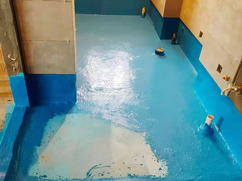 衛(wèi)生間防水施工：在衛(wèi)生間內(nèi)刷第一遍防水涂料，涂料高度、厚度需要達(dá)標(biāo);2、第一遍涂料干透之后，刷第二遍涂料;3、第二遍防水涂料干透后，在涂層表面鋪保護(hù)層;4、閉水實(shí)驗(yàn)，地面上的水線需要維持在2cm以上，并在1天后，觀察是否會(huì)滲漏。