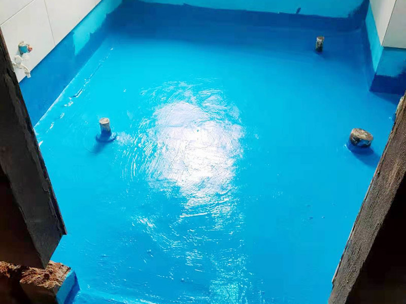 衛(wèi)生間防水施工：在衛(wèi)生間內(nèi)刷第一遍防水涂料，涂料高度、厚度需要達(dá)標(biāo);2、第一遍涂料干透之后，刷第二遍涂料;3、第二遍防水涂料干透后，在涂層表面鋪保護(hù)層;4、閉水實(shí)驗(yàn)，地面上的水線需要維持在2cm以上，并在1天后，觀察是否會(huì)滲漏。