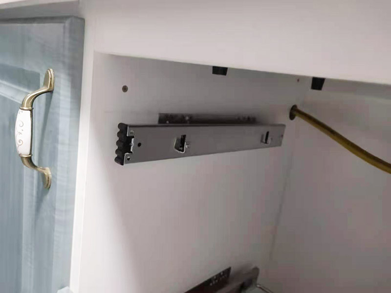 廚房安裝柜籃：首先將軌道的大小進(jìn)行匹配。然后選擇一個(gè)合適的鉆頭。因?yàn)樾枰獙⒙萁z固定住，這就需要有一個(gè)螺絲孔。不同的櫥柜材質(zhì)以及螺絲大小都需要不同的鉆頭。而且裝修者應(yīng)該根據(jù)該櫥柜拉籃螺絲的大小在櫥柜和墻體上都打出一個(gè)大小適中的螺絲孔。 在合適的位置上打造出合適的鉆孔之后，就需要安裝螺絲了。對(duì)于櫥柜的拉籃來說，安裝時(shí)也需要一些漲塞，這樣才可以保證螺絲的固定更加結(jié)實(shí)，更加經(jīng)久耐用。當(dāng)然漲塞需要留出一部分在外面，這樣才方便放置拉籃。