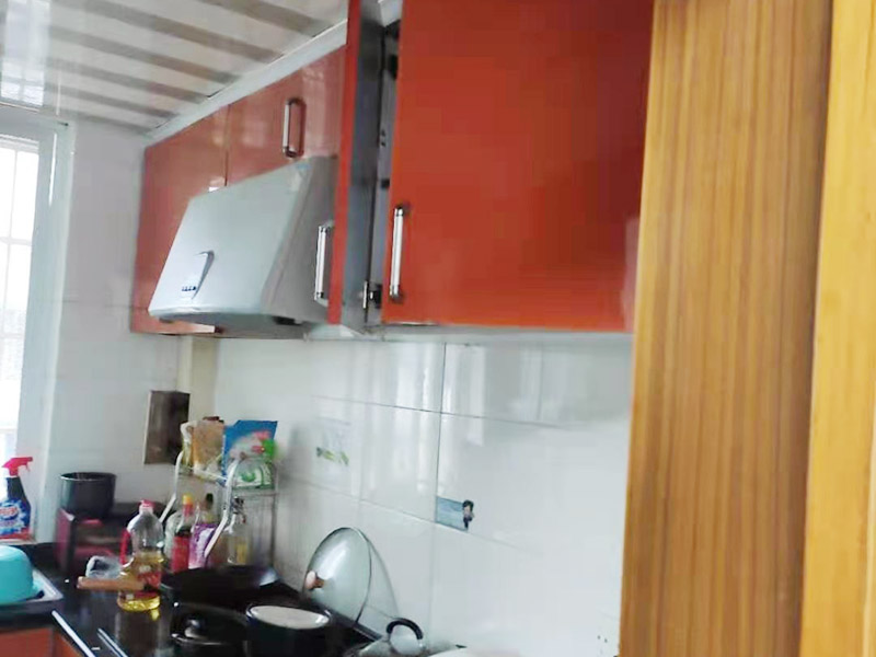 櫥柜門維修更換：首先要固定上軌道。軌道前飾面與柜櫥表面在同一平面，上導(dǎo)軌平放在預(yù)留位置。然后，將兩扇門放入導(dǎo)軌，使用水平或垂直尺測量門框的垂直度，調(diào)整上下導(dǎo)軌位置并固定。再次檢查門體是否與兩面平行，我們可以調(diào)整底輪，調(diào)整門體，達(dá)到邊框和兩邊的水平；最后將防跳裝置固定好