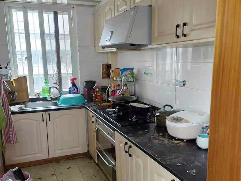 櫥柜門維修更換：首先要固定上軌道。軌道前飾面與柜櫥表面在同一平面，上導(dǎo)軌平放在預(yù)留位置。然后，將兩扇門放入導(dǎo)軌，使用水平或垂直尺測量門框的垂直度，調(diào)整上下導(dǎo)軌位置并固定。再次檢查門體是否與兩面平行，我們可以調(diào)整底輪，調(diào)整門體，達(dá)到邊框和兩邊的水平；最后將防跳裝置固定好