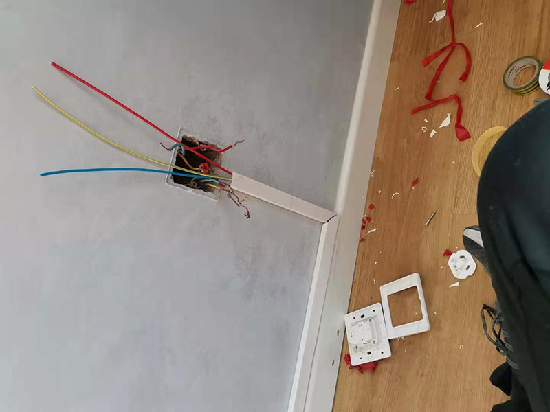 客廳明裝電路維修：從起始端到終結(jié)端，先干線支線找好水平線和垂直線。用粉線袋在線路中心彈線，并分均檔距，確定固定點位置。在固定點位置處用電錘鉆孔，然后埋入塑料脹管或傘型螺栓，供線槽固定。根據(jù)放置電線的截面大小及根數(shù)，選用適當規(guī)格的線槽。 將線槽的底板橫平豎直地緊貼房屋墻壁、頂面的表面。固定線槽時，一般先固定兩端再固定中間。線槽對接縫與槽蓋對接縫應錯開并不小于10cm。槽底、槽蓋與各種附件相對接時，接縫處應嚴密平整，固定牢固。盒子都應兩點固定，各種附件角、轉(zhuǎn)角、三通等固定點不應少于兩點。在線路分支接頭處應采用相應的接線箱。