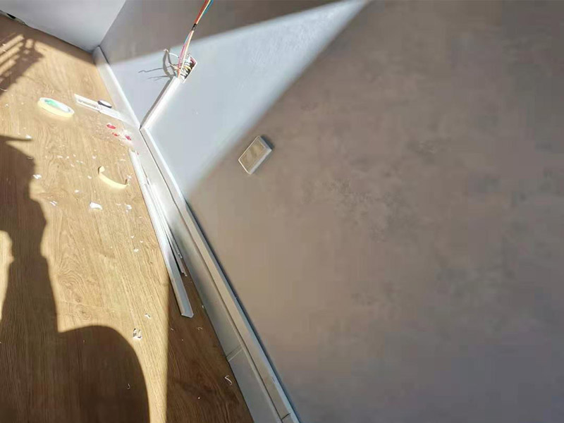 客廳明裝電路維修：從起始端到終結(jié)端，先干線支線找好水平線和垂直線。用粉線袋在線路中心彈線，并分均檔距，確定固定點位置。在固定點位置處用電錘鉆孔，然后埋入塑料脹管或傘型螺栓，供線槽固定。根據(jù)放置電線的截面大小及根數(shù)，選用適當規(guī)格的線槽。 將線槽的底板橫平豎直地緊貼房屋墻壁、頂面的表面。固定線槽時，一般先固定兩端再固定中間。線槽對接縫與槽蓋對接縫應錯開并不小于10cm。槽底、槽蓋與各種附件相對接時，接縫處應嚴密平整，固定牢固。盒子都應兩點固定，各種附件角、轉(zhuǎn)角、三通等固定點不應少于兩點。在線路分支接頭處應采用相應的接線箱。