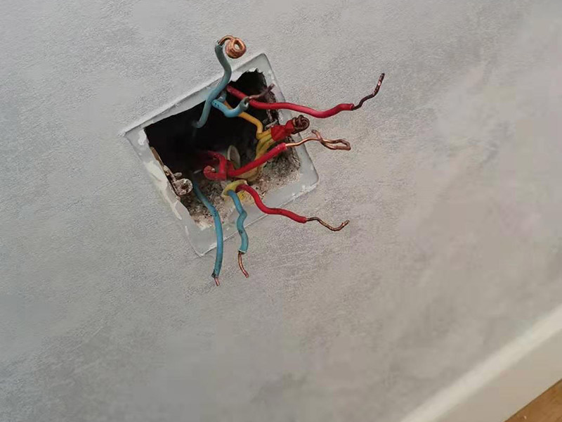 客廳明裝電路維修：從起始端到終結(jié)端，先干線支線找好水平線和垂直線。用粉線袋在線路中心彈線，并分均檔距，確定固定點位置。在固定點位置處用電錘鉆孔，然后埋入塑料脹管或傘型螺栓，供線槽固定。根據(jù)放置電線的截面大小及根數(shù)，選用適當規(guī)格的線槽。 將線槽的底板橫平豎直地緊貼房屋墻壁、頂面的表面。固定線槽時，一般先固定兩端再固定中間。線槽對接縫與槽蓋對接縫應錯開并不小于10cm。槽底、槽蓋與各種附件相對接時，接縫處應嚴密平整，固定牢固。盒子都應兩點固定，各種附件角、轉(zhuǎn)角、三通等固定點不應少于兩點。在線路分支接頭處應采用相應的接線箱。