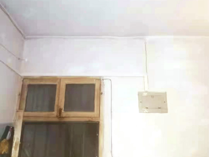 全屋明裝線路：畫框線：根據(jù)需要，在墻面的合適處畫出埋穴位置，并比照接線盒大小（四周bai放大2&mdash;3毫米），畫出開鑿范圍框線（兩個裝蓋孔應(yīng)保持水平）。 鑿框線：以平口鑿沿柜線垂直鑿出深溝，然后從框內(nèi)向框外斜鑿去磚角，反復(fù)進(jìn)行，并注意不得崩裂框線。 鑿穴孔：將框內(nèi)多余磚角鑿去，直至深度略大于接線盒高度，不得過淺或過深。 修乎穴孔：鑿平埋穴四周與穴底，以放人接線盒端正、服帖為宜。 現(xiàn)埋接線盒：裝正接線盒，敲去安裝孔蓋，對準(zhǔn)線槽，并使裝蓋面稍稍伸出磚砌面，且低于粉刷面3&mdash;5毫米，再用調(diào)成膏狀的水泥粘牢 穿線引入：利用線管內(nèi)事先穿入的引線，將待裝電線引入線管之中。