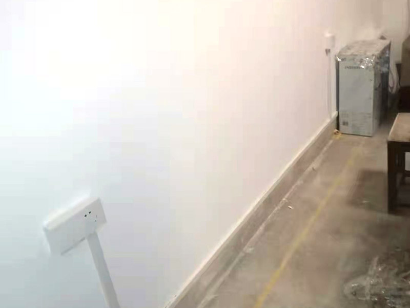 全屋明裝線路：畫框線：根據(jù)需要，在墻面的合適處畫出埋穴位置，并比照接線盒大小（四周bai放大2&mdash;3毫米），畫出開鑿范圍框線（兩個裝蓋孔應(yīng)保持水平）。 鑿框線：以平口鑿沿柜線垂直鑿出深溝，然后從框內(nèi)向框外斜鑿去磚角，反復(fù)進(jìn)行，并注意不得崩裂框線。 鑿穴孔：將框內(nèi)多余磚角鑿去，直至深度略大于接線盒高度，不得過淺或過深。 修乎穴孔：鑿平埋穴四周與穴底，以放人接線盒端正、服帖為宜。 現(xiàn)埋接線盒：裝正接線盒，敲去安裝孔蓋，對準(zhǔn)線槽，并使裝蓋面稍稍伸出磚砌面，且低于粉刷面3&mdash;5毫米，再用調(diào)成膏狀的水泥粘牢 穿線引入：利用線管內(nèi)事先穿入的引線，將待裝電線引入線管之中。