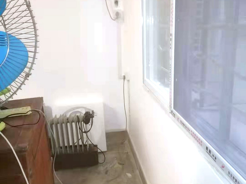 全屋明裝線路：畫框線：根據(jù)需要，在墻面的合適處畫出埋穴位置，并比照接線盒大小（四周bai放大2&mdash;3毫米），畫出開鑿范圍框線（兩個裝蓋孔應(yīng)保持水平）。 鑿框線：以平口鑿沿柜線垂直鑿出深溝，然后從框內(nèi)向框外斜鑿去磚角，反復(fù)進(jìn)行，并注意不得崩裂框線。 鑿穴孔：將框內(nèi)多余磚角鑿去，直至深度略大于接線盒高度，不得過淺或過深。 修乎穴孔：鑿平埋穴四周與穴底，以放人接線盒端正、服帖為宜。 現(xiàn)埋接線盒：裝正接線盒，敲去安裝孔蓋，對準(zhǔn)線槽，并使裝蓋面稍稍伸出磚砌面，且低于粉刷面3&mdash;5毫米，再用調(diào)成膏狀的水泥粘牢 穿線引入：利用線管內(nèi)事先穿入的引線，將待裝電線引入線管之中。