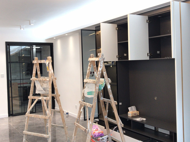 室內(nèi)裝修設計：在前期應該是要充分的了解自己家房屋的幾何標準以及房型的布局。然后將自己喜歡的風格與顏色以及裝修的預算資金等，都告訴設計師。這樣充分的交流以后，由設計師進行現(xiàn)場的考量，獲取全備的信息。在進行充分了解的基礎(chǔ)上，設計師經(jīng)過研究以后，會與業(yè)主詳細討論一些細節(jié)問題，然后提交設計方案的文件?；旧蠒ㄔO計說明、俯視圖、平面圖和內(nèi)立面展開圖、刨面圖、彩色效果圖以及造價的估算和室內(nèi)裝修所用的裝飾材料實樣。因為室內(nèi)裝修的方案設計的深度比較深，所以方案設計一般要交給有關(guān)部門進行審查，如果確認了，才能進行施工圖的設計。