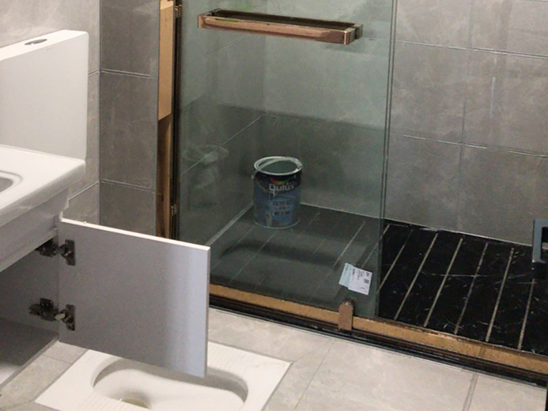 室內(nèi)裝修設計：在前期應該是要充分的了解自己家房屋的幾何標準以及房型的布局。然后將自己喜歡的風格與顏色以及裝修的預算資金等，都告訴設計師。這樣充分的交流以后，由設計師進行現(xiàn)場的考量，獲取全備的信息。在進行充分了解的基礎(chǔ)上，設計師經(jīng)過研究以后，會與業(yè)主詳細討論一些細節(jié)問題，然后提交設計方案的文件?；旧蠒ㄔO計說明、俯視圖、平面圖和內(nèi)立面展開圖、刨面圖、彩色效果圖以及造價的估算和室內(nèi)裝修所用的裝飾材料實樣。因為室內(nèi)裝修的方案設計的深度比較深，所以方案設計一般要交給有關(guān)部門進行審查，如果確認了，才能進行施工圖的設計。