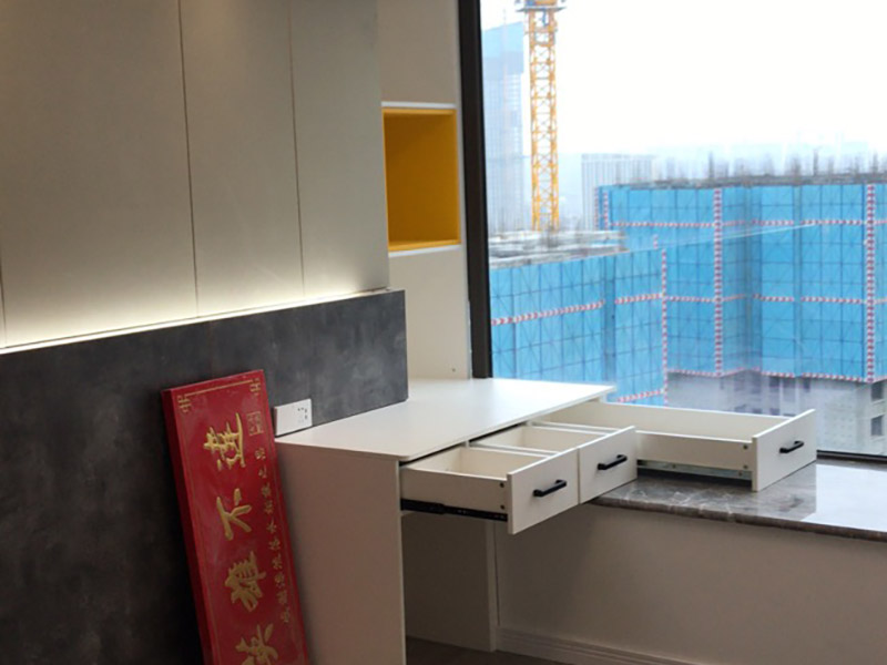 室內(nèi)裝修設計：在前期應該是要充分的了解自己家房屋的幾何標準以及房型的布局。然后將自己喜歡的風格與顏色以及裝修的預算資金等，都告訴設計師。這樣充分的交流以后，由設計師進行現(xiàn)場的考量，獲取全備的信息。在進行充分了解的基礎(chǔ)上，設計師經(jīng)過研究以后，會與業(yè)主詳細討論一些細節(jié)問題，然后提交設計方案的文件?；旧蠒ㄔO計說明、俯視圖、平面圖和內(nèi)立面展開圖、刨面圖、彩色效果圖以及造價的估算和室內(nèi)裝修所用的裝飾材料實樣。因為室內(nèi)裝修的方案設計的深度比較深，所以方案設計一般要交給有關(guān)部門進行審查，如果確認了，才能進行施工圖的設計。