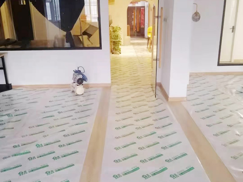 地板成品保護維修：防止磕碰：可以鋪一些柔軟耐沖擊的材料，加以防護。 防污染：后期的墻漆、膠水、有機溶劑有可能在施工中不慎滴落，污染木質(zhì)裝飾表面，可以鋪些隔離物加以防護。安裝過程中，應(yīng)注意輕拿輕放，不能碰傷、劃傷，好的鋁材應(yīng)貼好保護膜和標簽。