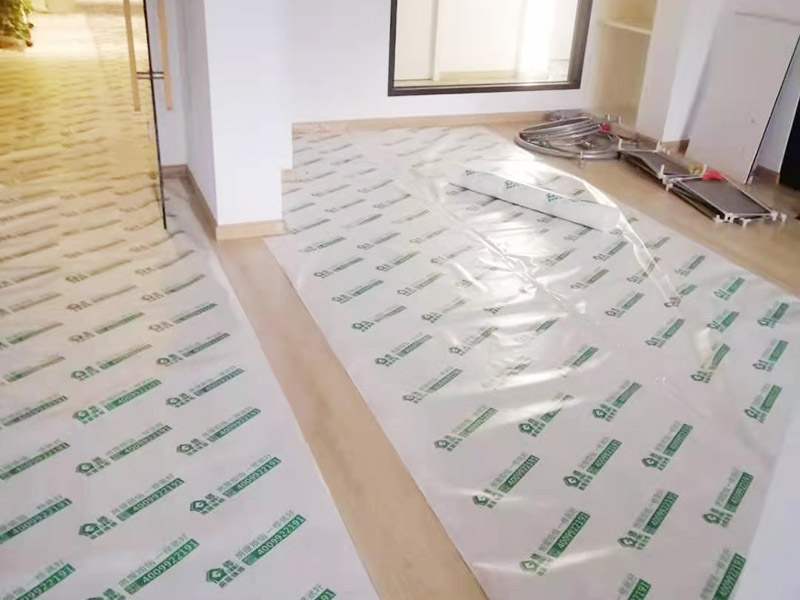 地板成品保護維修：防止磕碰：可以鋪一些柔軟耐沖擊的材料，加以防護。 防污染：后期的墻漆、膠水、有機溶劑有可能在施工中不慎滴落，污染木質(zhì)裝飾表面，可以鋪些隔離物加以防護。安裝過程中，應(yīng)注意輕拿輕放，不能碰傷、劃傷，好的鋁材應(yīng)貼好保護膜和標簽。