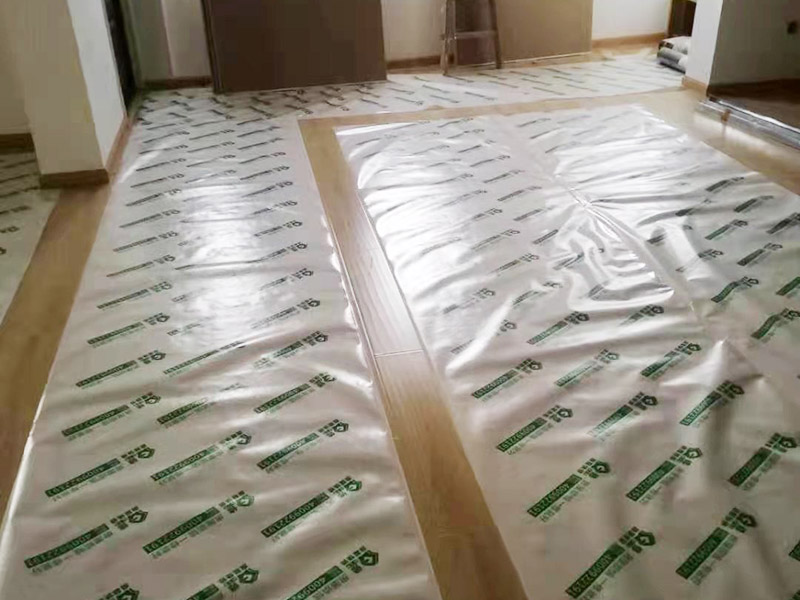 地板成品保護維修：防止磕碰：可以鋪一些柔軟耐沖擊的材料，加以防護。 防污染：后期的墻漆、膠水、有機溶劑有可能在施工中不慎滴落，污染木質(zhì)裝飾表面，可以鋪些隔離物加以防護。安裝過程中，應(yīng)注意輕拿輕放，不能碰傷、劃傷，好的鋁材應(yīng)貼好保護膜和標簽。