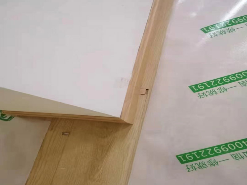 地板成品保護維修：防止磕碰：可以鋪一些柔軟耐沖擊的材料，加以防護。 防污染：后期的墻漆、膠水、有機溶劑有可能在施工中不慎滴落，污染木質(zhì)裝飾表面，可以鋪些隔離物加以防護。安裝過程中，應(yīng)注意輕拿輕放，不能碰傷、劃傷，好的鋁材應(yīng)貼好保護膜和標簽。