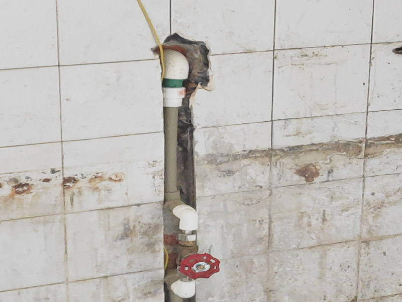 水電改造維修：水電改造，一定要注意查看原本的線路，比如電氣的原本線路設計情況、以及相關的照明，插座等是否采用分路控制的方式，這樣才能避免因對原本線路的設計不了解而隨意檢查，造成不必要的麻煩。 水電維修改造，要檢查排水設施，通常情況下，在家裝中對于水電的改造是比較常見的，而這樣的情況下需要注意檢查排水系統(tǒng)，避免因改造中出現的一些疏忽，直接導致排水出現不暢通、或者是堵塞現象。