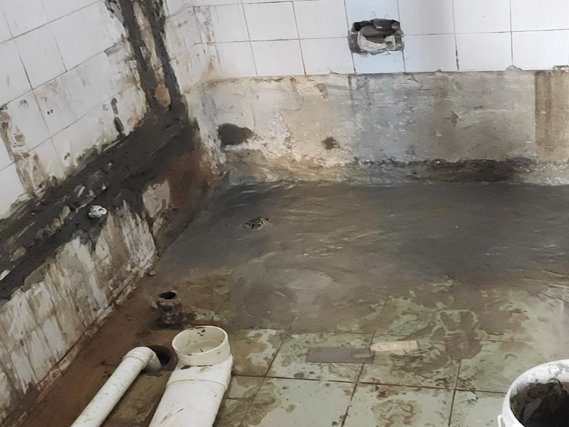 水電改造維修：水電改造，一定要注意查看原本的線路，比如電氣的原本線路設計情況、以及相關的照明，插座等是否采用分路控制的方式，這樣才能避免因對原本線路的設計不了解而隨意檢查，造成不必要的麻煩。 水電維修改造，要檢查排水設施，通常情況下，在家裝中對于水電的改造是比較常見的，而這樣的情況下需要注意檢查排水系統(tǒng)，避免因改造中出現的一些疏忽，直接導致排水出現不暢通、或者是堵塞現象。