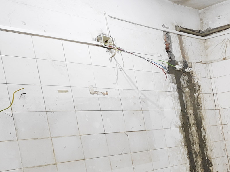 水電改造維修：水電改造，一定要注意查看原本的線路，比如電氣的原本線路設計情況、以及相關的照明，插座等是否采用分路控制的方式，這樣才能避免因對原本線路的設計不了解而隨意檢查，造成不必要的麻煩。 水電維修改造，要檢查排水設施，通常情況下，在家裝中對于水電的改造是比較常見的，而這樣的情況下需要注意檢查排水系統(tǒng)，避免因改造中出現的一些疏忽，直接導致排水出現不暢通、或者是堵塞現象。