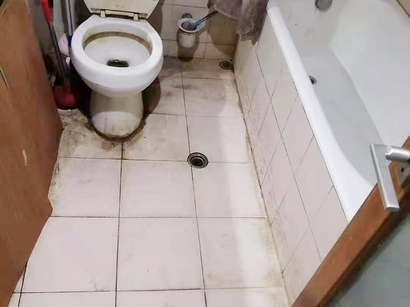 衛(wèi)生間滲水維修：若是衛(wèi)生間的局部地方出現(xiàn)漏水，最有可能造成這個問題的原因是防水層的損壞，這個時候我們需要吧漏水區(qū)域的防水層重新裝修過，就可以了。但是在進行維修的時候，需要特別注意，由于我們是對一部分區(qū)域進行維修，因此和之前的用的防水層不能有太大的差別，以免自由局部損壞，造成整體損壞。 地漏通道在進行長時間的使用，也有可能會出現(xiàn)老化的問題，這個時候需要對原有的地漏進行更換，但是在更換的時候，要注意保持地漏下水管的清潔，以免造成地漏堵塞，或污水流進樓下的用戶家中，這就不好了。