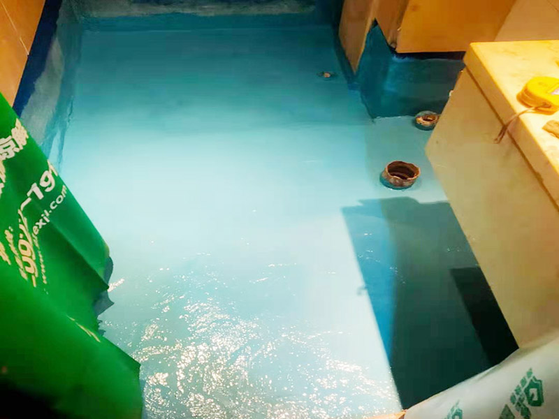 地面刷第五次防水：基層清理先將基層表面上的灰皮用鏟刀除掉，用笤帚將塵土、砂粒等雜物清掃干凈，尤其是管根，地漏和排水口等部位要仔細清理。 涂覆根據(jù)工程的特點和要求，選擇適當?shù)墓し?。涂覆時要盡量均勻，不能有局部沉積，并要求多滾刷幾次使涂料與基層之間密實，不留氣泡，粘結(jié)嚴實。 保護層與裝飾層須在防水層完成2天后進行。為了抹砂漿時施工方便，也可在防水層后一遍涂覆后，立即撒上干凈的中粗砂。